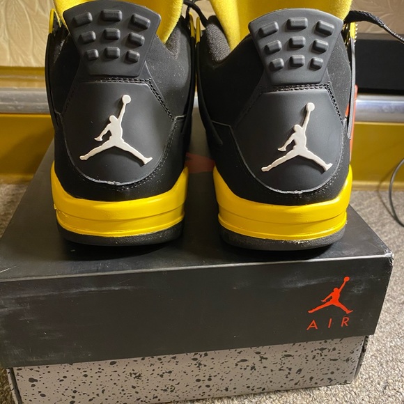 Air Jordan Retro 4 “Thunder” - Picture 3 of 8